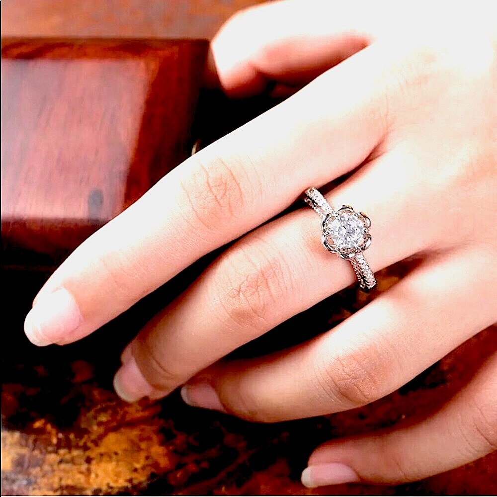 - 🌸 White Sapphire Round Cut Gorgeous .925 setting